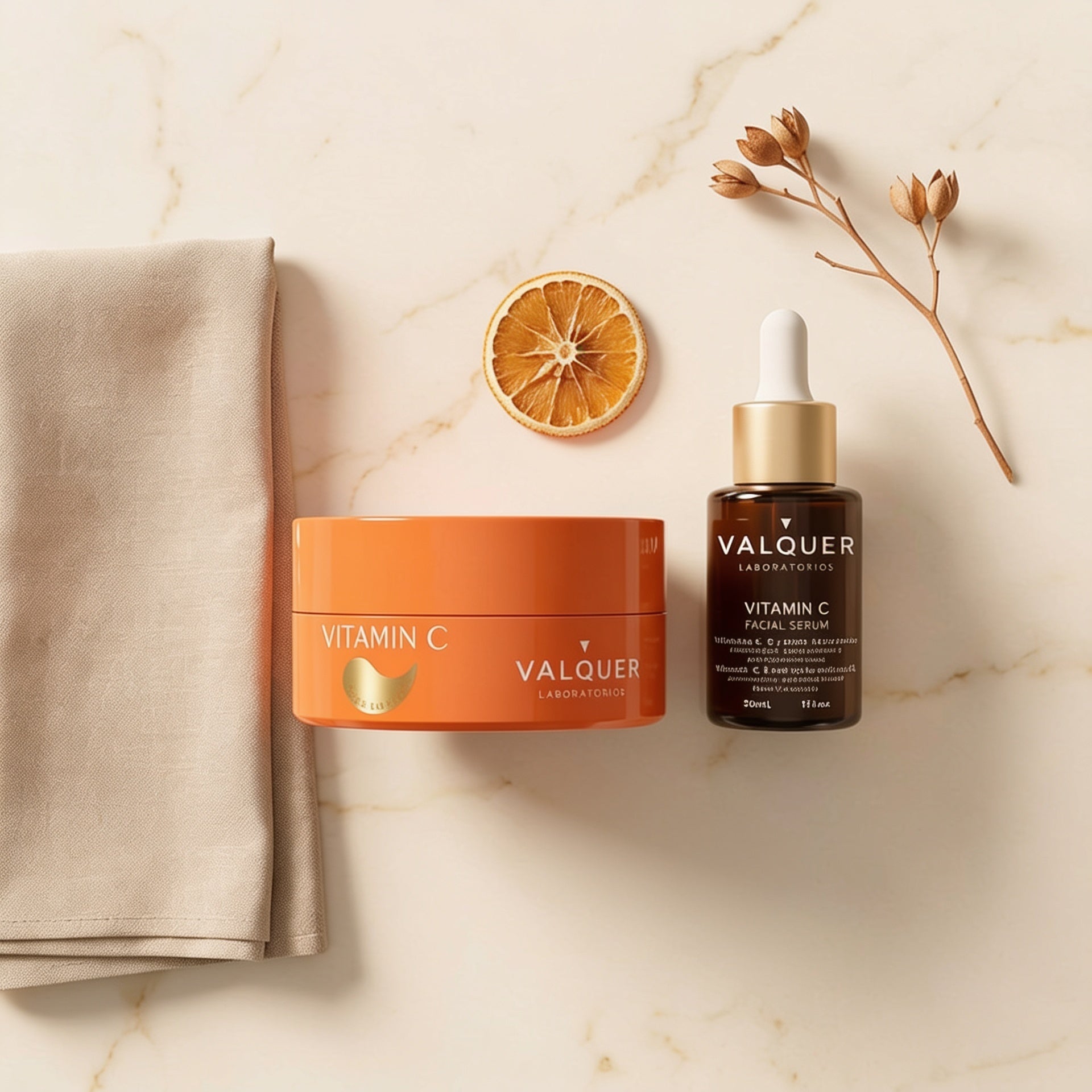 Pack de parches para ojos y sérum facial de vitamina C Valquer en vista cenital con naranja deshidratada