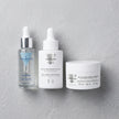 Pack Reparación Intensiva de Valquer con crema de colágeno, sérum de rosa mosqueta y sérum hidratante sobre fondo gris
