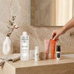 Mujer seleccionando la crema C-Glow del pack Valquer para piel con tendencia acneica