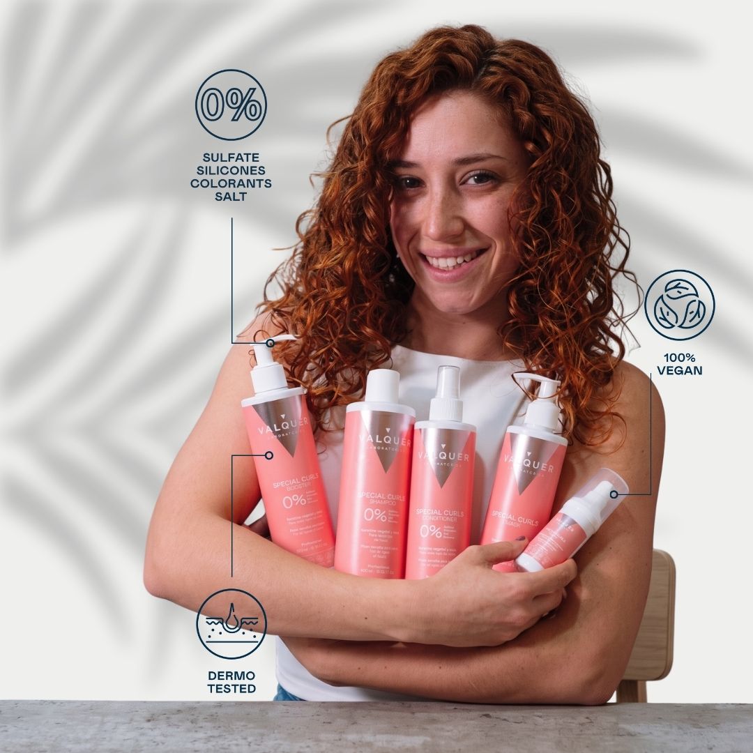 Mujer sosteniendo la gama completa Special Curls Valquer, fórmula 0% sulfatos, siliconas, colorantes y sal, 100% vegana y dermatológicamente testada