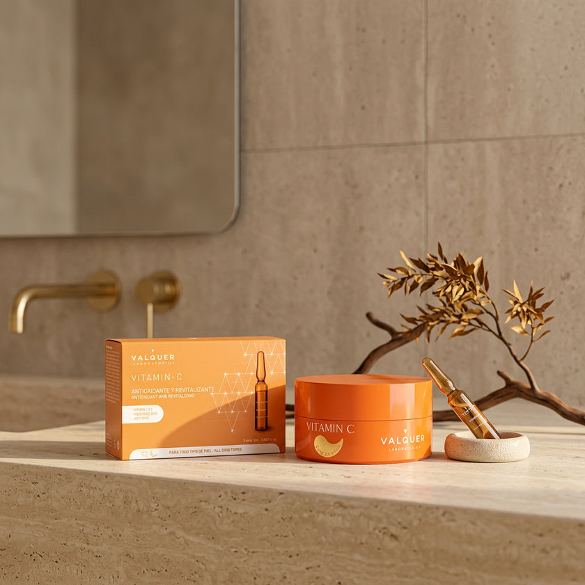 Pack de ampollas antioxidantes de vitamina C y parches para ojos de Valquer en un ambiente de baño premium.