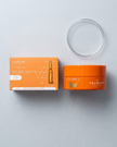 Vista cenital del pack de ampollas de vitamina C y parches para el contorno de ojos de Valquer.
