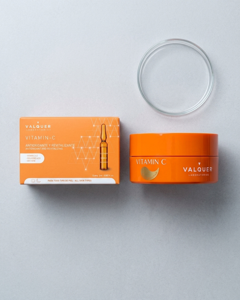 Vista cenital del pack de ampollas de vitamina C y parches para el contorno de ojos de Valquer.
