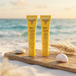 Dos Sérum Solar Facial Invisible SPF 50+ de Valquer en la playa para proteger el rostro frente a la exposición solar.