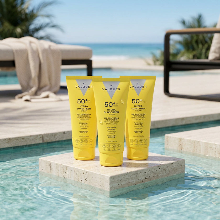 Tres protectores solares faciales Hydra Sunscreen SPF 50+ de Valquer junto a la piscina para proteger e hidratar la piel.