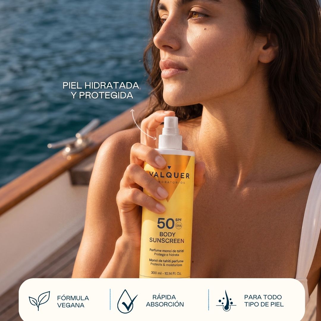 Mujer aplicando el protector solar corporal SPF 50 Valquer en la playa, fórmula vegana de rápida absorción para todo tipo de piel