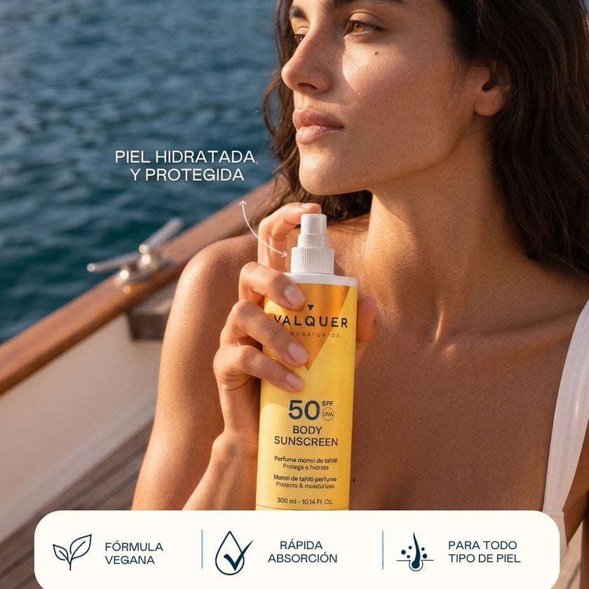 Mujer aplicando el protector solar corporal SPF 50 Valquer en la playa, fórmula vegana de rápida absorción para todo tipo de piel