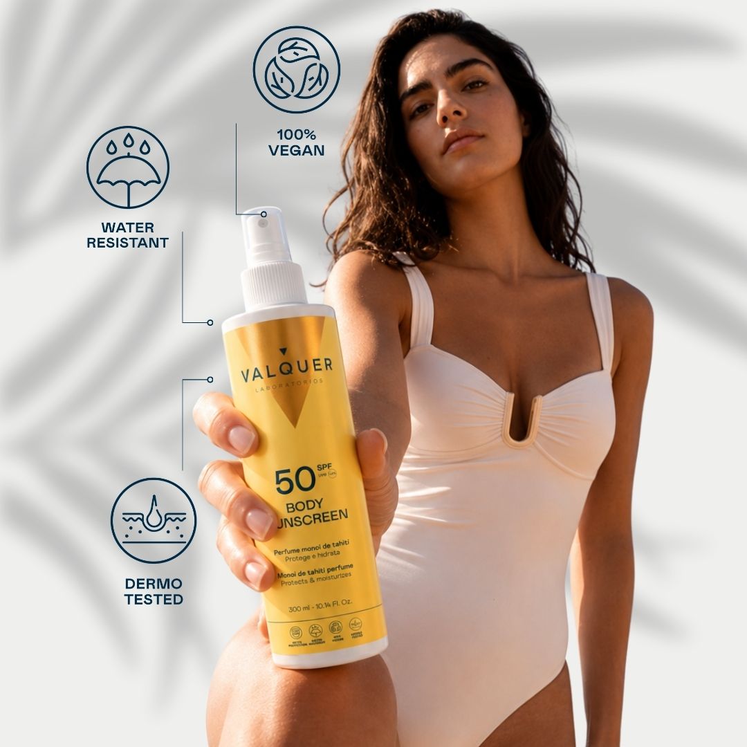 Mujer sosteniendo el protector solar corporal SPF 50 Valquer, fórmula 100% vegana, resistente al agua y dermatológicamente testada
