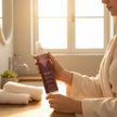 Protector térmico capilar de Valquer en mano para proteger el cabello del calor de plancha y secador