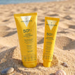 Sérum Solar Facial Invisible y crema Hydra Sunscreen SPF 50+ de Valquer sobre la arena de la playa.