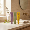 Bodegón de rutina facial antiedad con Energy Bomb, Retinal 0,1% y Sérum Solar Facial Invisible SPF 50+ Valquer