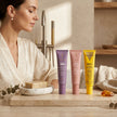 Mujer junto a una rutina facial completa Valquer con Retinal 0,1%, crema calmante Soothing y protección solar SPF 50+.