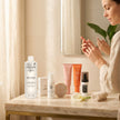 Mujer realizando una rutina facial con el pack Valquer para piel con tendencia acneica