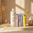 Bodegón de rutina facial para piel sensible con agua micelar, retinal, crema hidratante Plump Skin y protección solar SPF 50+.