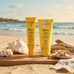 Rutina de protección solar facial Valquer con Sérum Solar Invisible y crema Hydra Sunscreen SPF 50+ frente al mar.