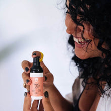 Cargar imagen en el visor de la galería, modelo con serum curly
