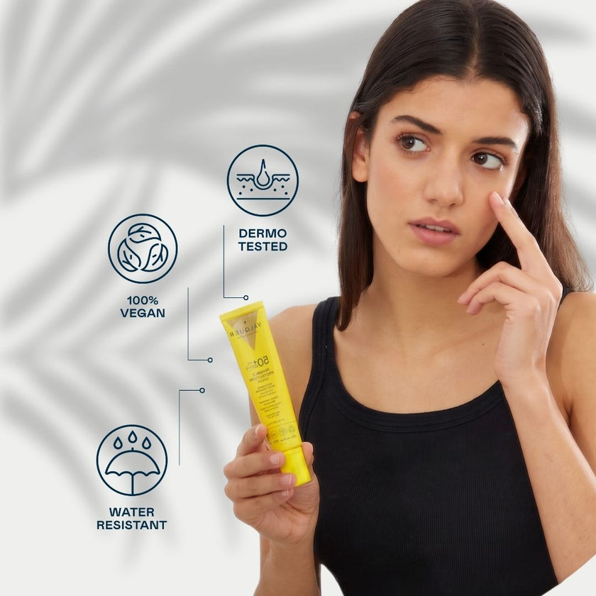 Mujer mostrando el Sérum Solar Facial Invisible SPF 50+ de Valquer, vegano, dermatológicamente testado y resistente al agua.