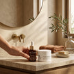Sérum vitamina C y crema colágeno G-3 de Valquer sobre encimera de baño