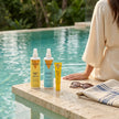 Trío Solar Completo de Valquer con protector solar corporal SPF 50, protector solar capilar y Sérum Solar Facial Invisible SPF 50+ junto a la piscina.